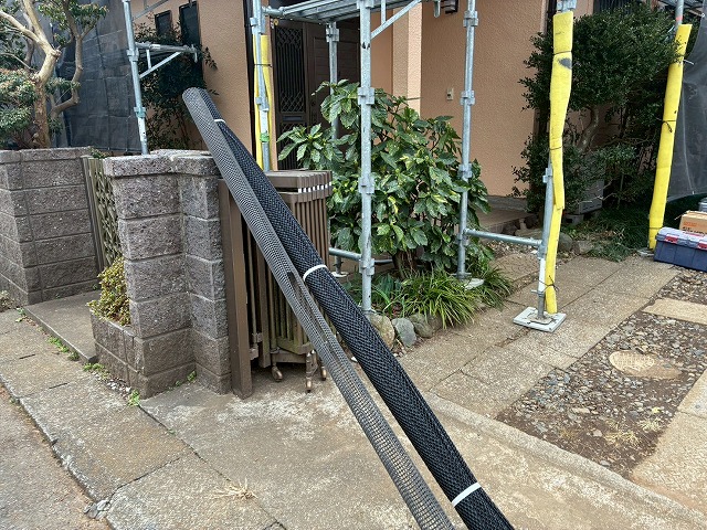 雨樋の交換工事で取り付ける落ち葉除けのネット