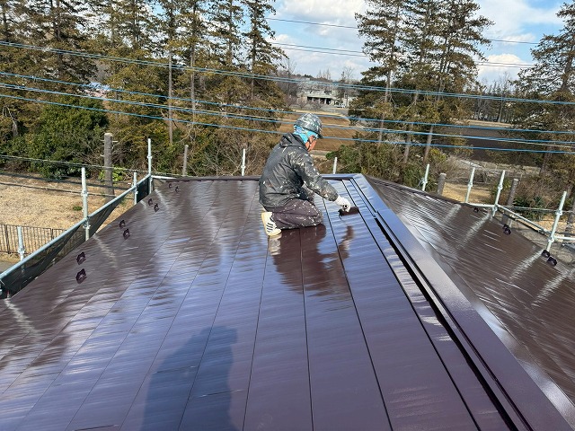 金属屋根塗装工事の上塗り施行状況