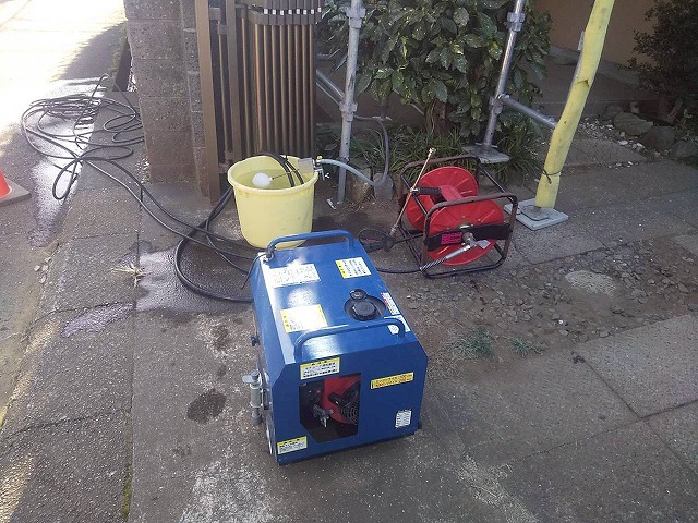 モルタル外壁塗装工事の高圧洗浄で使用するコンプレッサーなど