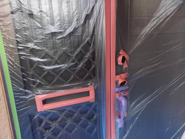 モルタル外壁および付帯部塗装工事の玄関ドアへの養生