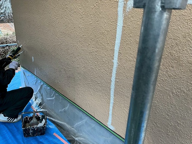 モルタル外壁塗装工事のひび割れ部分へのコーキング充填