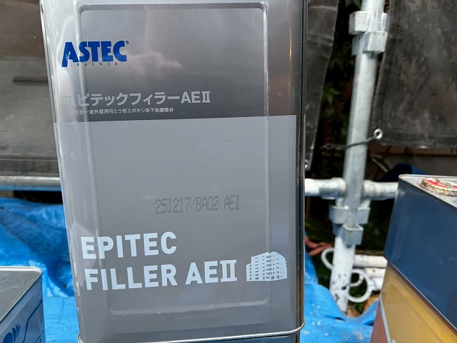 モルタル外壁塗装工事の下塗りに使用する微弾性フィラー「エピテックフィラーAEⅡ」