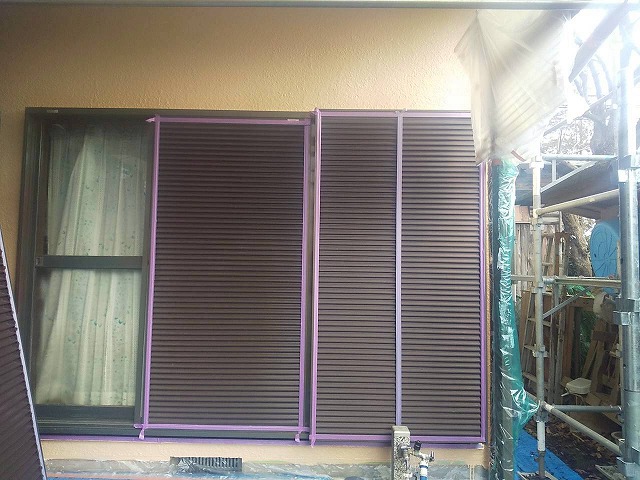 金属製雨戸塗装のケレン処理とマスキングテープ養生