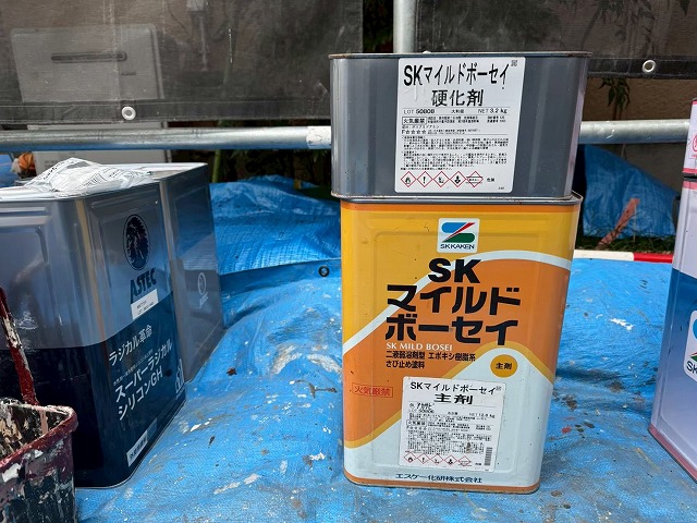 外壁塗装工事の鉄部塗装で使用するサビ止め塗料「SKマイルドボーセイ」