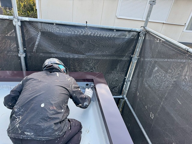 住宅陸屋根防水工事の立ち上がり部へのトップコート塗布