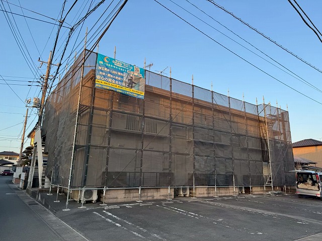 アパート折板屋根塗装工事の足場設置が完了した状況