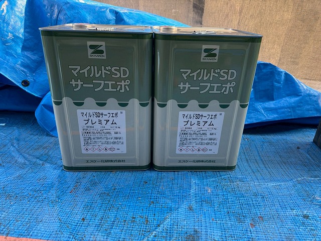 アパートサイディング外壁塗装工事の下塗りに使用する「マイルドSDサーフエポプレミアム」