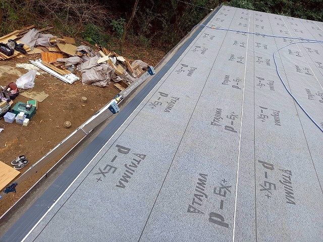 屋根葺き替え工事で軒先への水切り部材の取り付けが完了