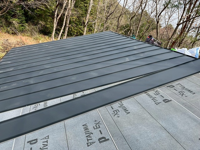 SGL鋼板屋根「デコルーフ」を用いた屋根葺き替え工事の施工状況