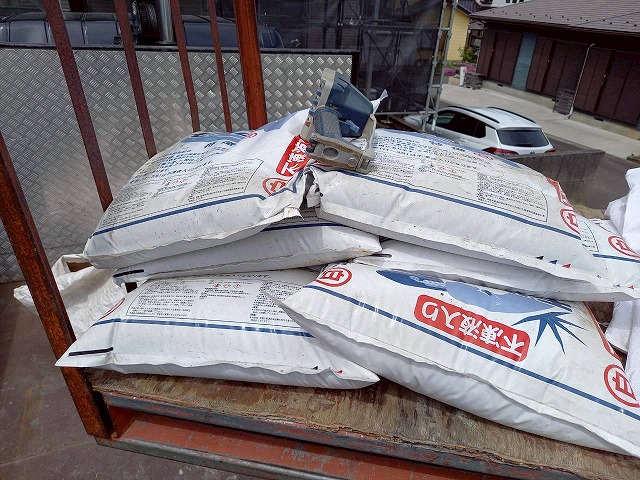 屋根棟瓦取り直し工事の土台部分の構築に使用するモルロック