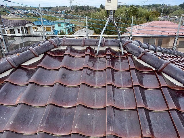 瓦の落下が生じた住宅屋根の棟瓦取り直し工事完成後状況