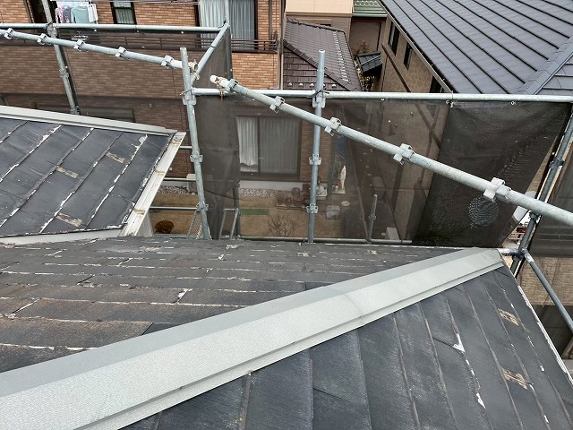 層間剥離したパミール屋根に対するカバー工事の足場設置