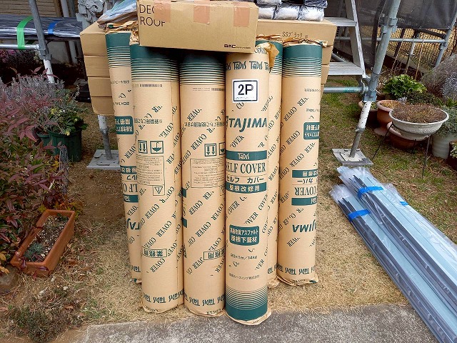 屋根カバー工事で使用する屋根改修用粘着層付きルーフィング「タディスセルフカバー」