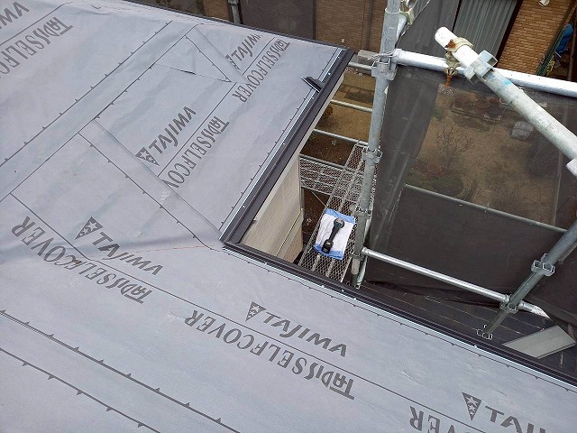 住宅屋根カバー工事で軒先唐草の取り付けが完了した状況