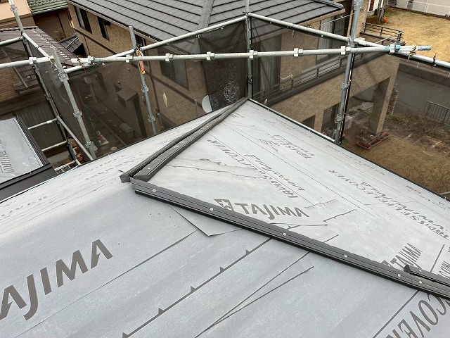 住宅屋根カバー工事の受木取り付け状況
