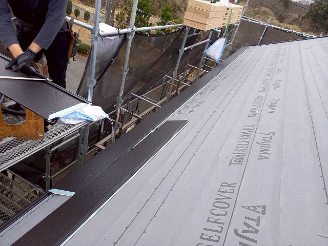 住宅屋根カバー工事で軒先からスーパーガルテクトの本体施工をスタート
