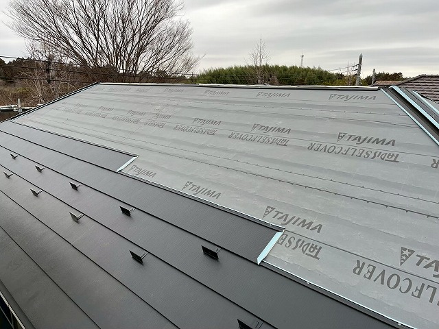 住宅屋根カバー工事の大屋根への「スーパーガルテクト」本体施工