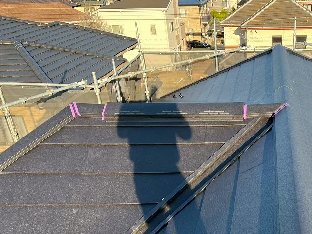住宅屋根カバー工事コーキング処理工程の換気棟周辺へのマスキングテープ養生