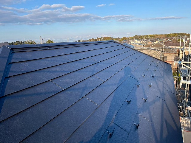 スーパーガルテクトを用いた屋根カバー工事の完成仕上がり