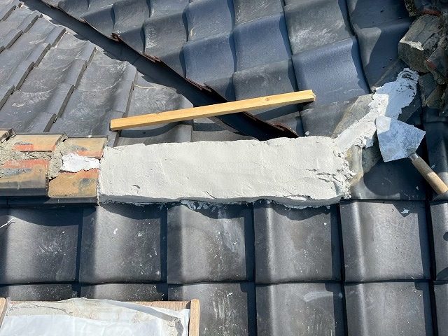 棟の土台に南蛮漆喰を盛り付け、コテで成形している様子