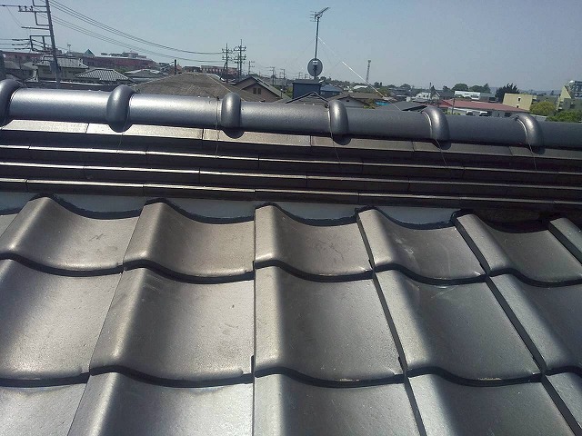 南蛮漆喰を用いて詰め直した棟部の全景