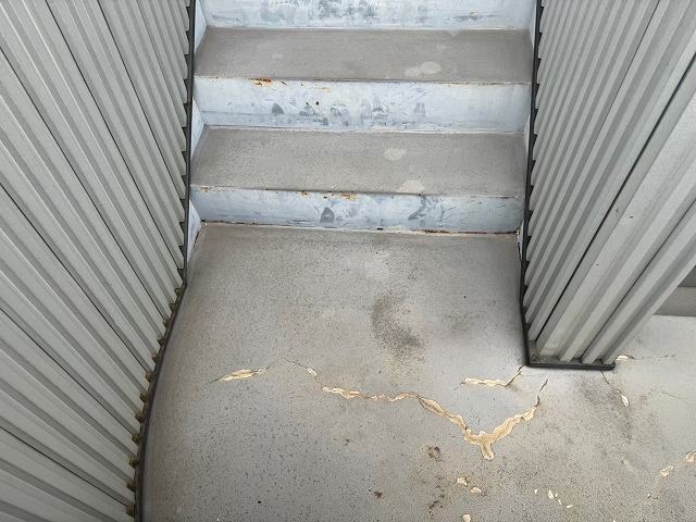 アパート階段の踊り場床面のひび割れ状況