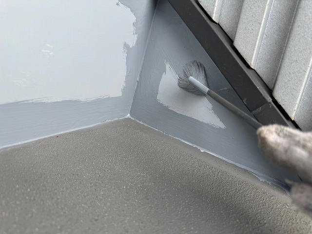 クリーンマイルドシリコンを使って階段の鉄部にハケ塗装