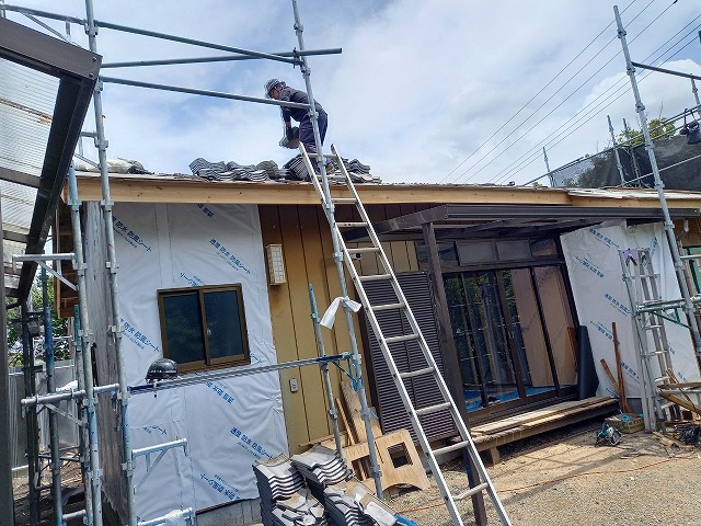 平屋戸建て住宅の屋根葺き替え工事で足場を設置後に瓦剥がし