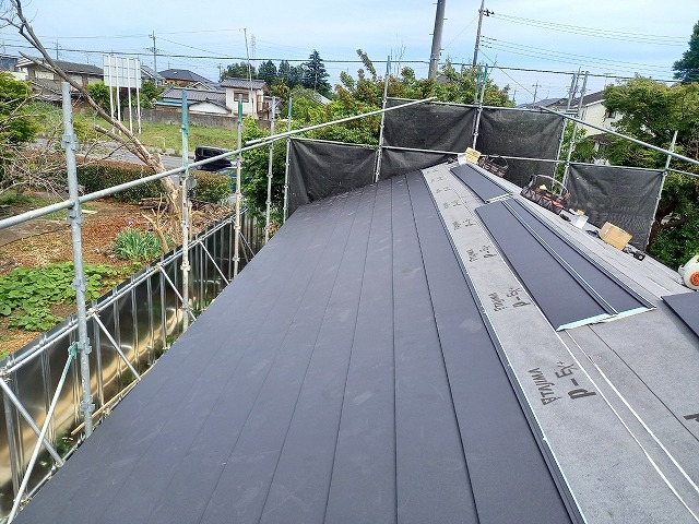 平屋戸建て住宅の屋根に施工しているスーパーガルテクト