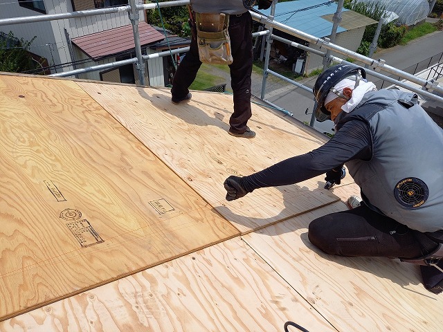 屋根葺き替え工事の野地板取り付けの墨出し