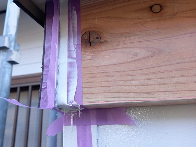 シャッターゲート屋根葺き替え工事で破風板取り付け後の隙間へのコーキング