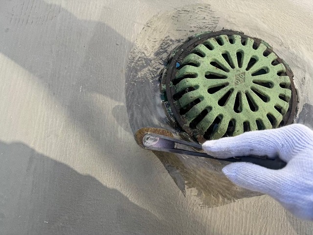 ウレタン塗膜防水工事の排水ドレン周辺部へのプライマー塗布