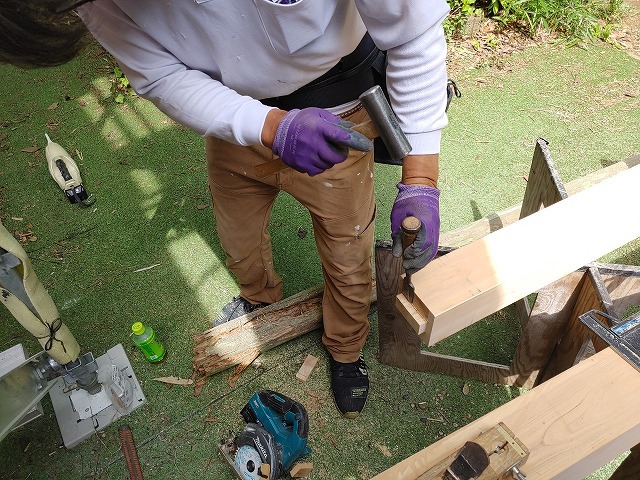 木製のポーチ柱へのノミを使ったホゾ加工