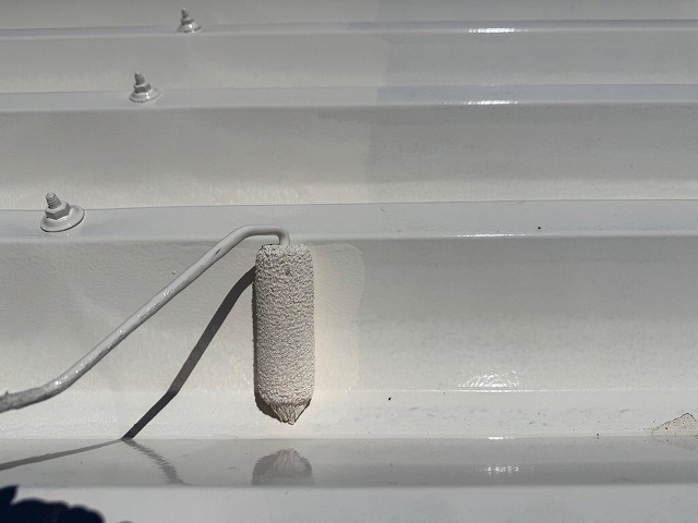 折板屋根塗装工事の「エスケープレミアムルーフSi」によるローラー塗装