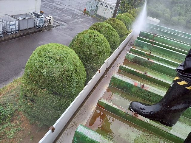 工場建物の雨樋への高圧洗浄工程