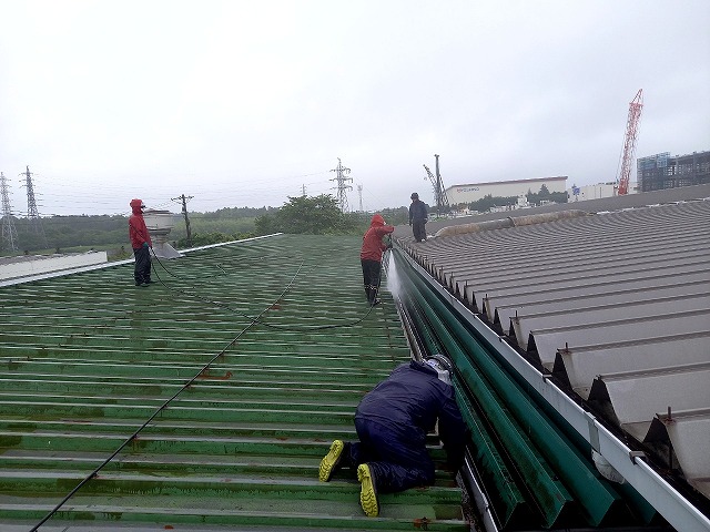 かすみがうら市にて排水機能の低下が生じていた工場建物の雨樋清掃ビフォーアフター