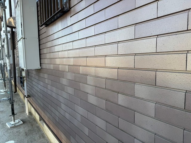 アパート建物のタイル外壁クリヤー塗装リフォームでツヤが甦った状況