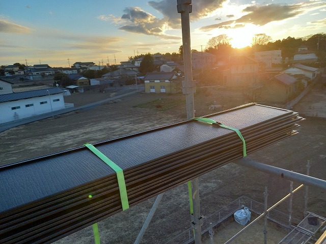 屋根カバー工法リフォームで使用する「スーパーガルテクト」の搬入状況