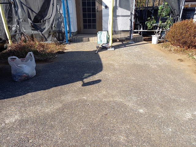 屋根葺き替え工事で玄関前の清掃が完了した状況