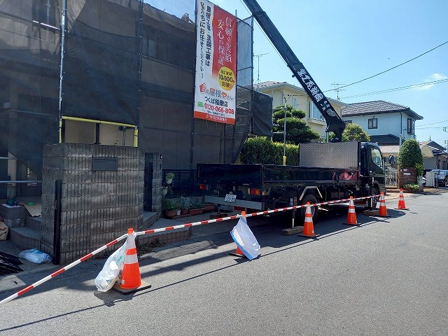 ユニック車の周囲に安全対策を施したうえで材料搬入