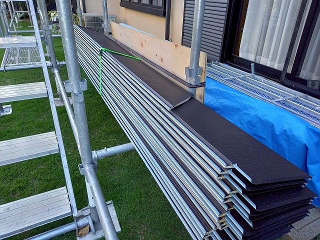屋根カバー工事で使用する「スーパーガルテクト」の本体