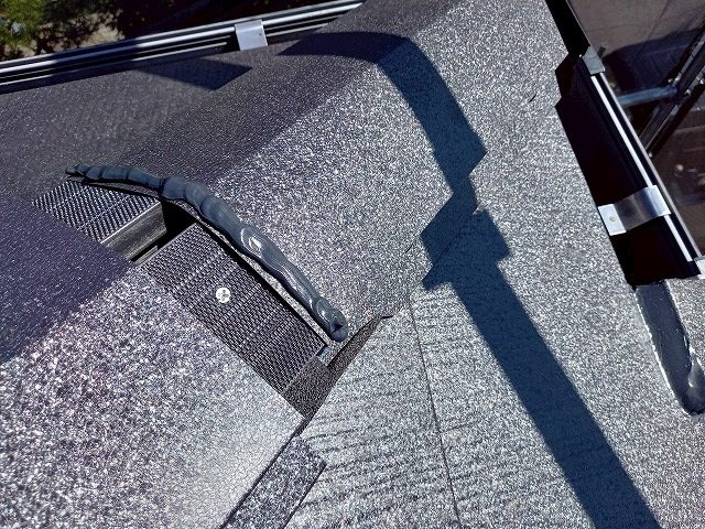 屋根カバー工事の隅棟部剣先役物への捨てコーキング