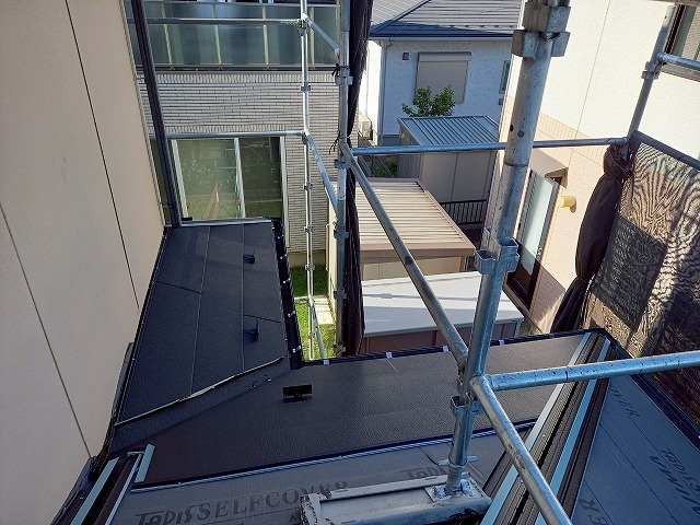 住宅屋根カバー工事の下屋根に対するスーパーガルテクトの本体施工