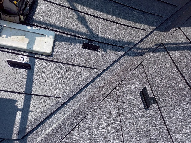 屋根カバー工事の下屋根谷部への谷止縁取り付け