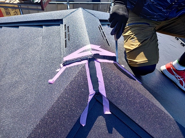 屋根カバー工事の換気棟周囲へコーキング打設とヘラ押さえ