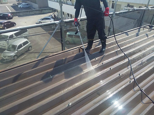 アパート建物折板屋根塗装工事の高圧洗浄で汚れなどを除去