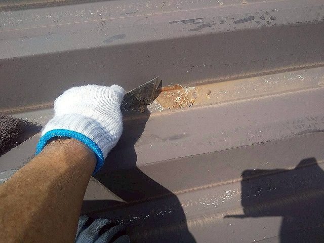 折板屋根塗装工事のヘラによるケレン処理