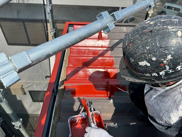 アパート折板屋根塗装工事の「マイルドボーセイ」を用いた下塗りダメ込み