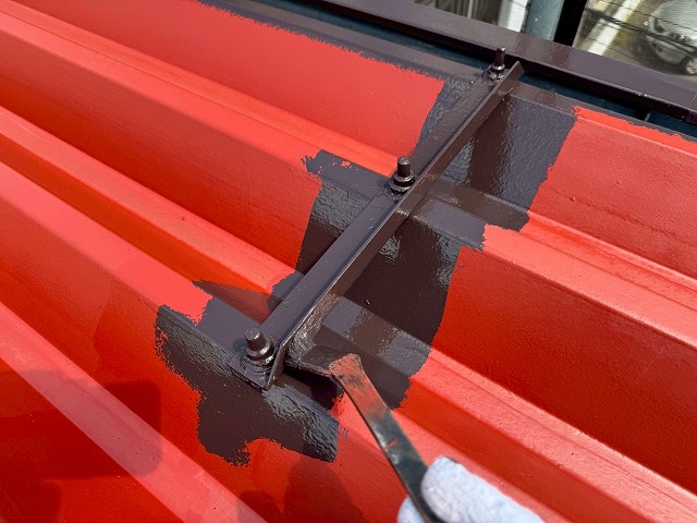 アパート建物折板屋根塗装工事のボルト部分へのダメ込み