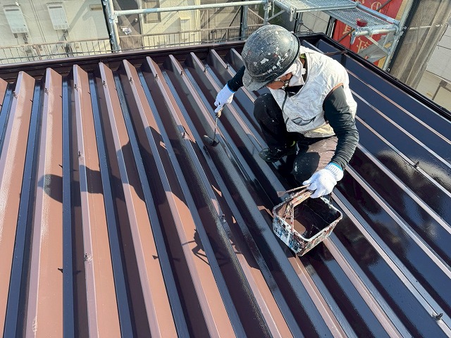 アパート折板屋根塗装工事の「エスケープレミアムルーフSi」を用いたローラー上塗り